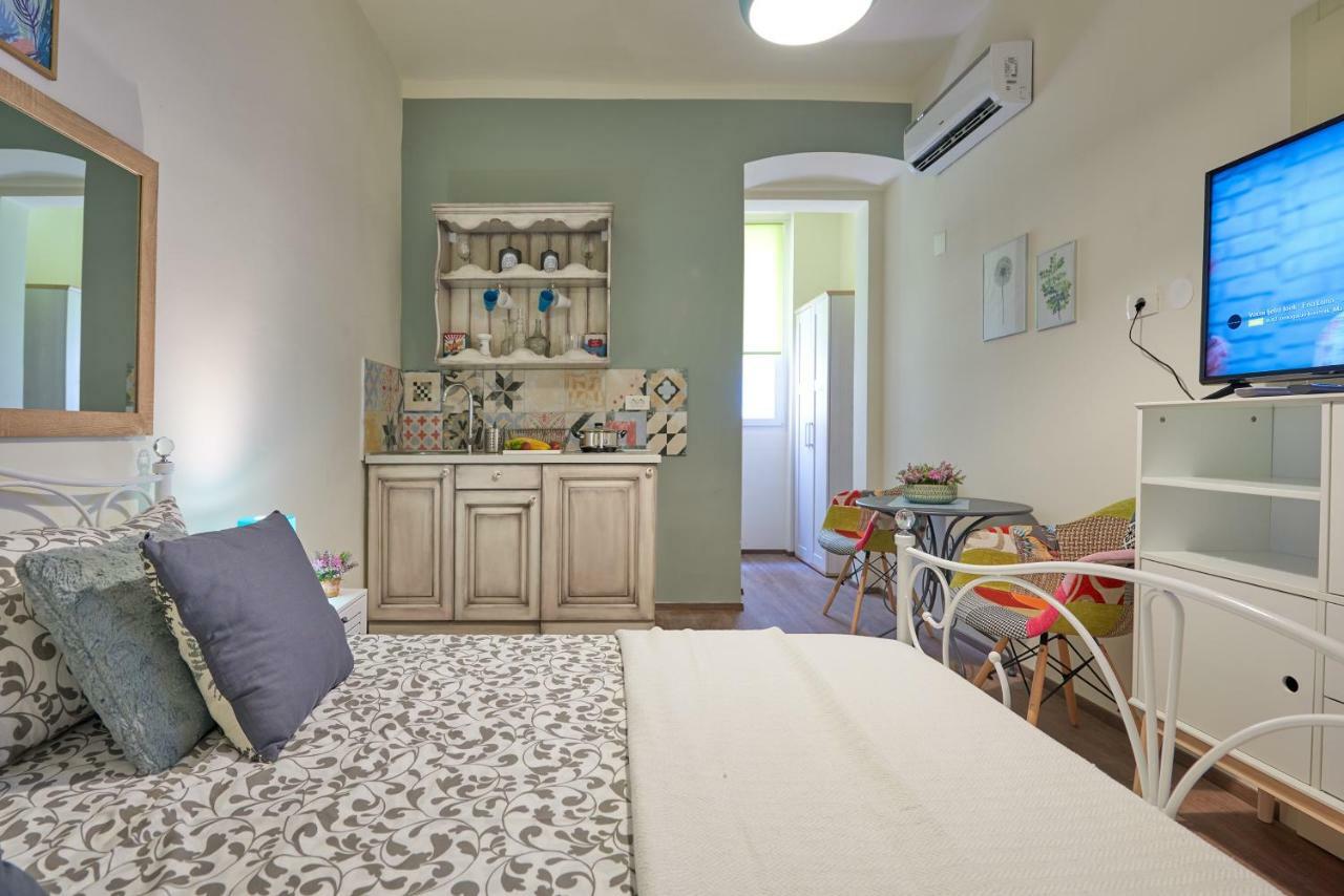 Old City Romanitic Studios 1 With Free Private Parking Pula Exterior photo